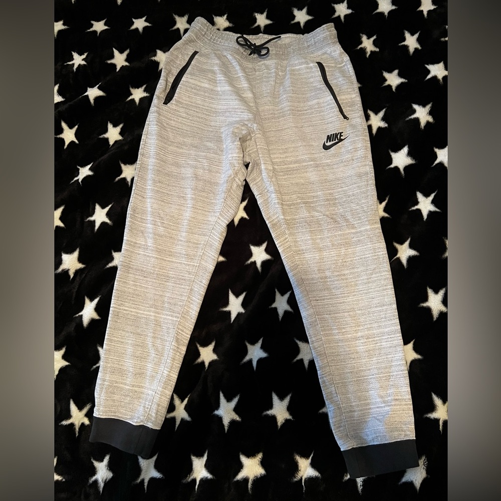 Nike gray and black sweatpants only has been worn twice unisex L